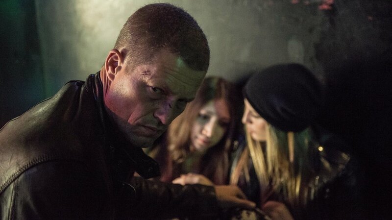 Tschiller (Til Schweiger) beruhigt seine Tochter Lenny (Luna Schweiger) nach dem Clubüberfall. – Bild: port.hu