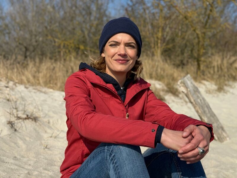 Lena Ganschow am Ostseestrand. – Bild: Boris Geiger /​ BR
