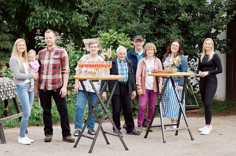 SWR LECKER AUFS LAND, „Folge 1: Zu Gast bei Michaela Pistono an der Mosel“, Familie Pistono erwartet die Landfrauen. v.li: Michaela mit Tochter Heidi auf dem Arm, ihr Partner Mathias Wolf, Mutter Ruth, Vater Peter, Onkel Frank Seibel, Tante Birgit Seibel und Michaelas Freundinnen Alexandra Menge und Monique Doré. – Bild: SWR/​Philipp Thurmaier