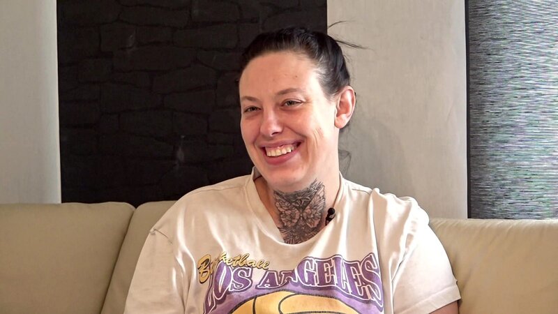 Janine hat ein neues Hals-Tattoo, das noch größer werden soll. – Bild: RTLZWEI, UFA SHOW & FACTUAL