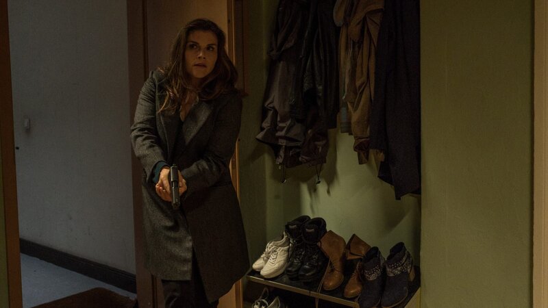 Kommissarin Nina Petersen (Katharina Wackernagel) betritt die Wohnung der jungen Polizistin Petra Degenhardt, die einen Überfall in ihrer Wohnung gemeldet hat. – Bild: ZDF