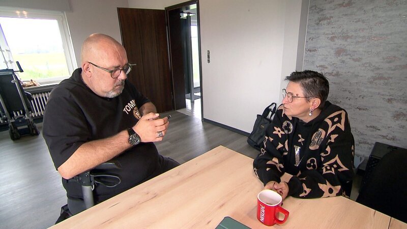 In Salzkotten machen sich Ingo (55) und Rosa (53) Sorgen um die Energieversorgung für die kommenden Monate. – Bild: RTLZWEI