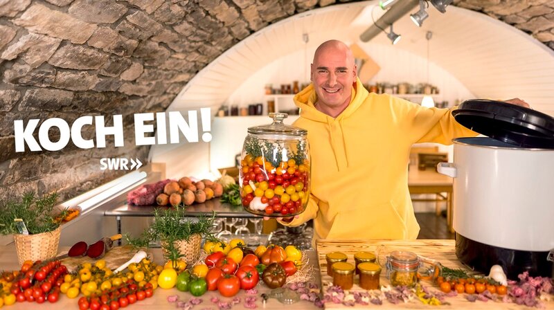 SÜDWESTRUNDFUNK  Koch ein! Vorräte anlegen, Dinge haltbar machen, nachhaltig mit Lebensmitteln umgehen – das sind Themen der Zeit. Das YouTube-Format mit Profikoch Timo Böckle aus Böblingen widmet sich ausschließlich dem Einmachen! Auf dem SWR-YouTube-Channel und konzipierte Snippets und kurze How-to-Videos werden auch im Facebook-Kanal von „Kaffee oder Tee“ und „ARD-Buffet“ ausgespielt. Die Rezepte und Schritt-für-Schritt-Anleitungen finden Nutzer in den Apps und auf den Homepages der beiden Service-Sendungen.  Einkochen, hier z. B. mit Tomaten. – Bild: SWR/​Philip Fricker/​Daniel Schnei /​ SWR Presse/​Bildkommunikation