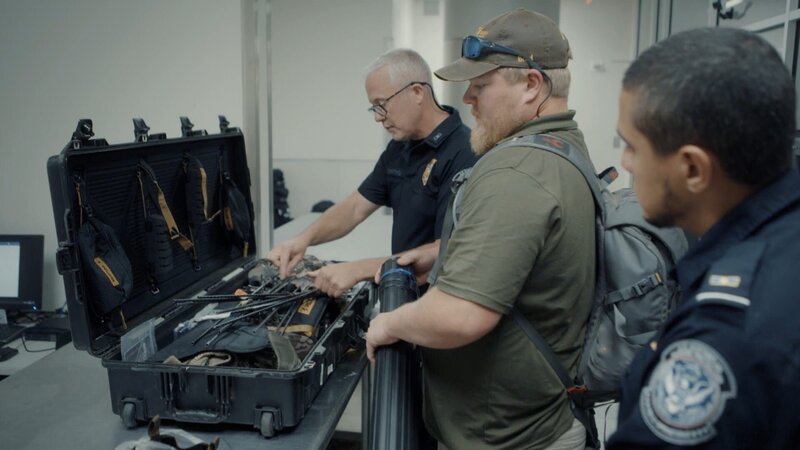 Bei der Kontrolle von Jagd-Touristen sorgen ungewöhnliche Waffen bei den Sicherheitsbeamten für Aufsehen. – Bild: BossaNova Media/​WeltN24 GmbH.