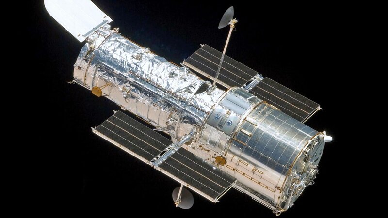 Das Weltraumteleskop Hubble bietet einen Blick auf das Universum, weil es von der Erde aus nicht möglich ist. Im elektromagnetischen Spektrum arbeitet es vom Infrarot- bis in den Ultraviolettbereich. – Bild: NASA