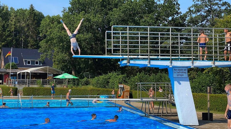 PHOENIX UNSERE GESCHICHTE, „Als der Norden schwimmen lernte“, am Montag (25.08.25) um 23:45 Uhr. Das Freibad in Wacken konnte durch die Initiative der Bürger gerettet werden. (Weitere Bilder auf Anfrage) – Bild: phoenix/​NDR/​Lona Media