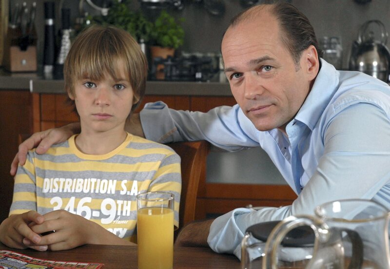 Jonas (Ludwig Zimmeck, links) ist sehr traurig, als er hört, dass sein Vater Klaus (Horst-Günter Marx) nach Berlin ziehen will. – Bild: ARD/​BR/​Christa Köfer