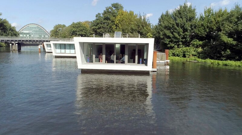 NORDDEUTSCHER RUNDFUNK Die Bewegungs-Docs In der Hausboot-Praxis kümmern sich die Bewegungs-Docs um die unterschiedlichsten Krankheiten: von Arthrose bis zu chronischen Kopfschmerzen. – Bild: NDR/​nonfictionplanet