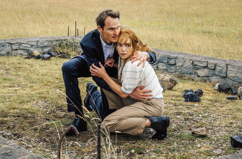 Felix Voss (Fabian Hinrichs) und Eva Hentschel (Sina Martens) gehen in Deckung. – Bild: BR/​X Filme Creative Pool GmbH/​Hendrik Heiden