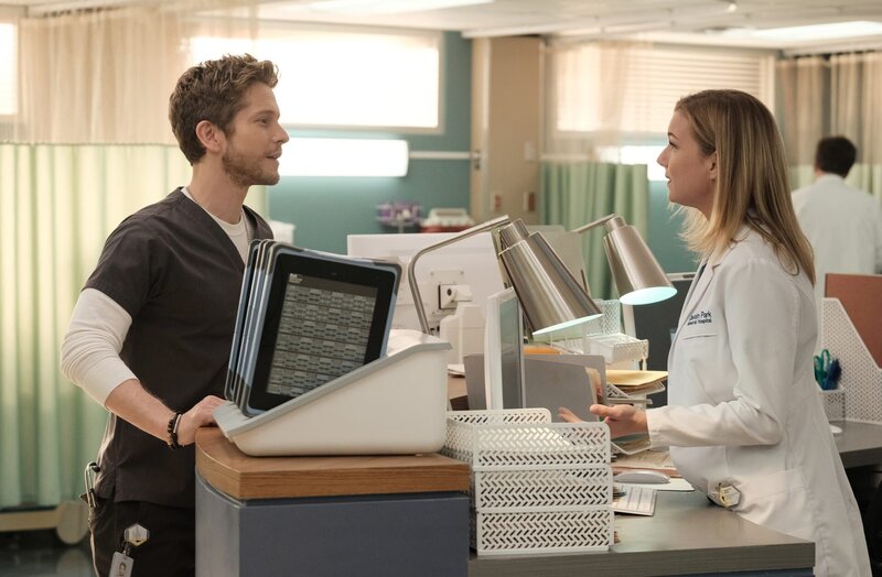 L-R: Conrad Hawkins (Matt Czuchry), Nicolette Nevin (Emily VanCamp) – Bild: 2018 Fox and its related entities. All rights reserved. /​ Guy D’Alema Lizenzbild frei