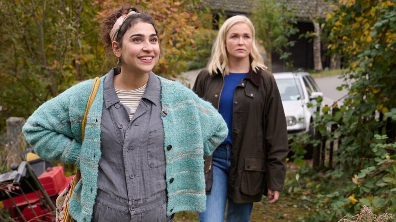 Lena Lorenz (Judith Hoersch, r.) ist entsetzt über den Zustand des Hauses, das Benita Schickler (Hannah Gharib, l.) und ihr Freund Muck Stadler erworben haben. – Bild: ZDF