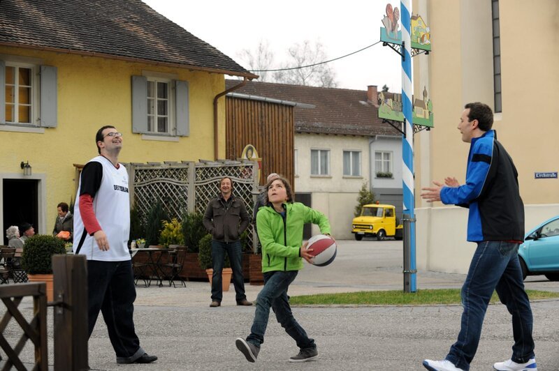 André und David gelingt es, Felix für das Basketballspielen zu begeistern. Von links: André (Andre Schleiernick), Felix Kramer (Shayan Hartmann) und David (Marco Michel). – Bild: BR/​Marco Orlando Pichler