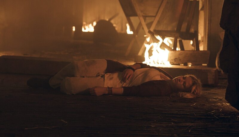 Charlie (Sinje Irslinger) liegt bewusstlos im brennenden Stall. – Bild: WDR/​Andrea Hansen