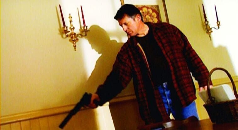 Eine Tochter ist sich sicher, dass mit ihrem Vater etwas nicht in Ordnung ist. Als sie feststellt, dass jemand sein ganzes Haus leergeräumt hat, erhärtet sich ihr Verdacht. – Bild: RTL