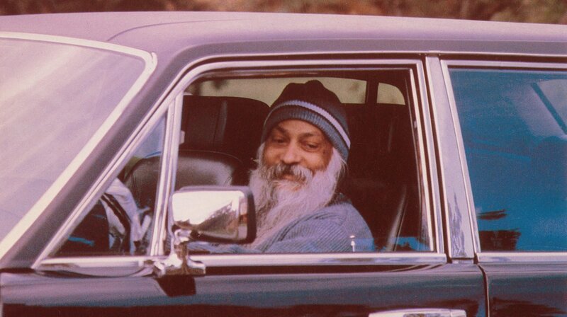 Bhagwan Anfang der 80er-Jahre in einem seiner vielen Rolls Royce – Bild: NDR/​PIER 53