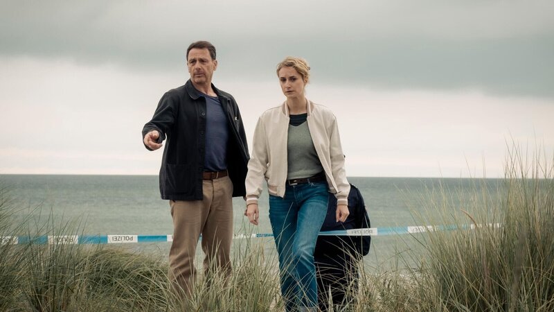 Tjark Wolf (Hendrik Duryn) und Femke Folkmer (Pia Barucki). – Bild: RTL /​ Gordon Muehle /​ MadeFor Film GmbH