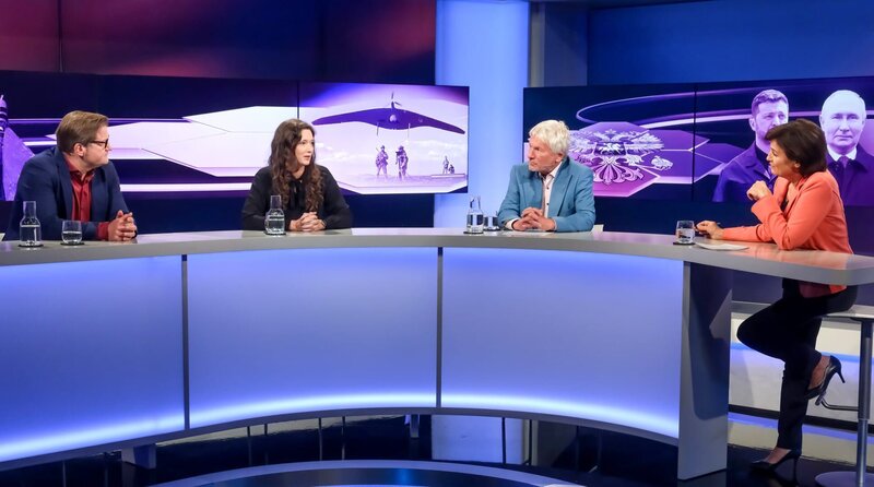 Zu Gast bei Moderatorin Sandra Maischberger (re.): v.l.n.r. Michael Bröcker (Chefredakteur von Table.Briefings), Anna Mayr (Zeit-Journalistin), Jürgen Becker (Kabarettist) – Bild: WDR/​Oliver Ziebe