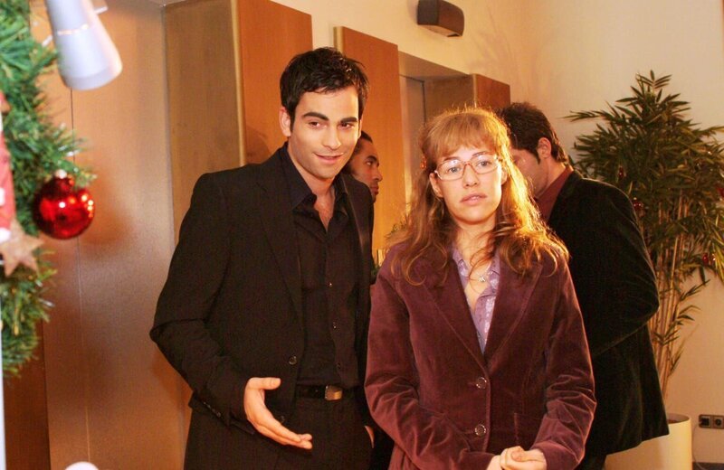 Lisa (Alexandra Neldel, r.) bringt es nicht übers Herz, dem gut gelaunten David (Mathis Künzler, l.) zu berichten, dass sie und Mariella miteinander gebrochen haben. (Dieses Foto von Alexandra Neldel darf nur in Zusammenhang mit der Berichterstattung über die Serie „Verliebt in Berlin“ veröffentlicht und verbreitet werden.) – Bild: Sat.1 Eigenproduktionsbild frei