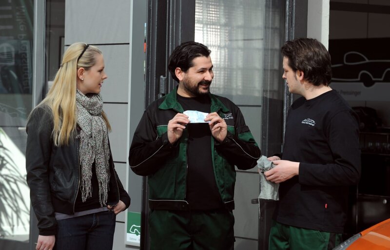 Flori ist sauer, weil Tuncay ihm einen lukrativen Auftrag weggeschnappt hat. Von links: Yvonne Preissinger (Alexa Eilers), Geselle Tuncay (Levent Özdil) und Florian Brunner (Tommy Schwimmer). – Bild: BR/​Marco Orlando Pichler