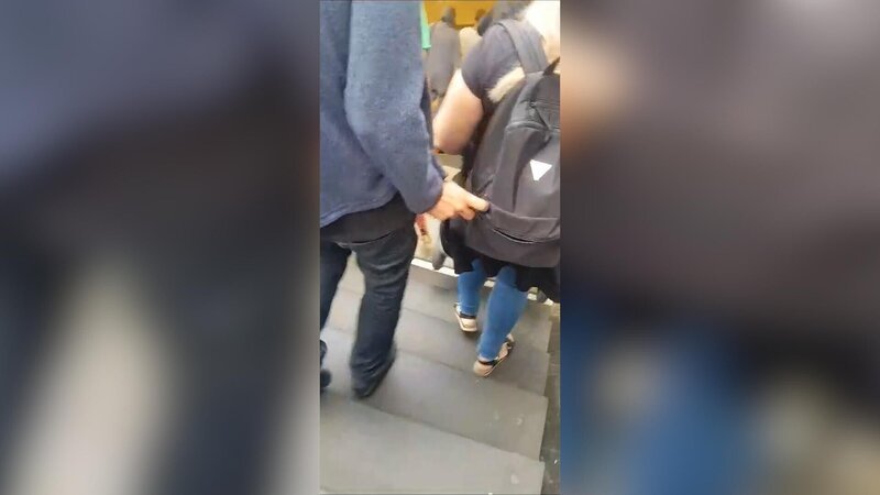 Ein Taschendieb bei der Arbeit an der U-Bahn-Station des Hamburger Hauptbahnhofs. – Bild: RTL