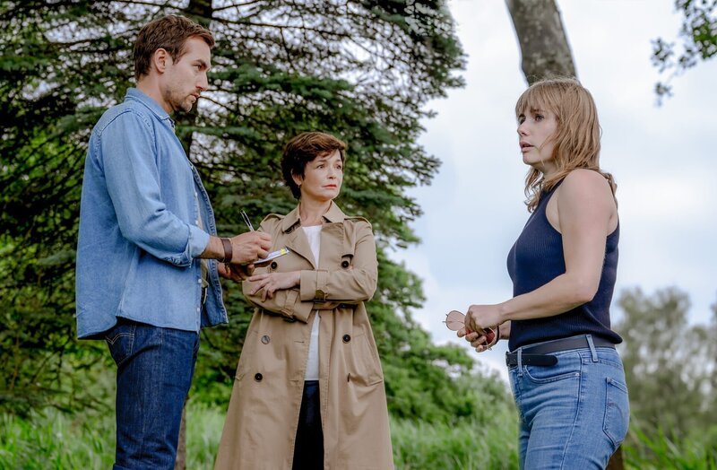 Normalerweise klärt Nele Oldendorf (Anna Hausburg, r.) in ihrem Beruf Morde auf. Doch diesmal war sie aus privaten Gründen noch während der Tat am Tatort. Das Blatt hat sich gewendet und nun muss sie von Kollegen befragt werden. – Bild: ZDF