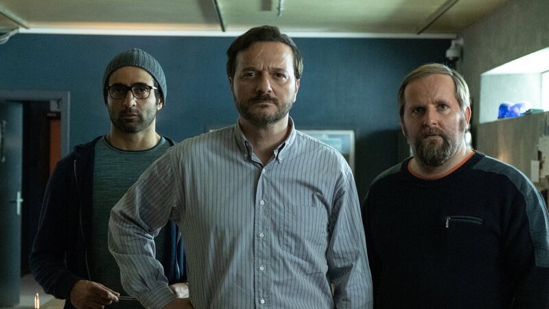 Nassim Khaoulani (Roda Fawaz, l.), Samuel Leroy (Patrick Ridremont, M.) und Bob Franck (Tom Audenaert, r.) müssen ein kleines Mädchen aus den Fängen einer Verrückten befreien. Die drei Polizisten werden außerdem erpresst. – Bild: ZDF