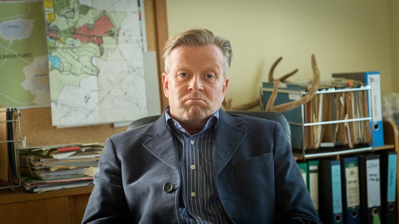 Bürgermeister Matthias Wittkamp (Michael Schiller) hat mit seinem ehemaligen Freund Hans Berger um eine geplante Umgehungsstraße gestritten. Für diese Straße muss das Haus der Bergers weichen. Berger hat das gerichtlich angefochten und damit den Bau blockiert. Hat Wittkamp seinen größten Widersacher in dem Bauprojekt aus dem Weg geräumt? – Bild: ZDF