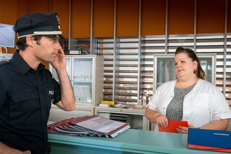Mattes (Matthias Schloo, l.) bekommt von seinen Kollegen die Information, dass sein Freund Josh Baier ein Verhältnis mit der Frau seines Trainers hat. Frauke (Manuela Wisbeck, r.) ist weiterhin hingerissen von dem jungen Mann. – Bild: ZDF