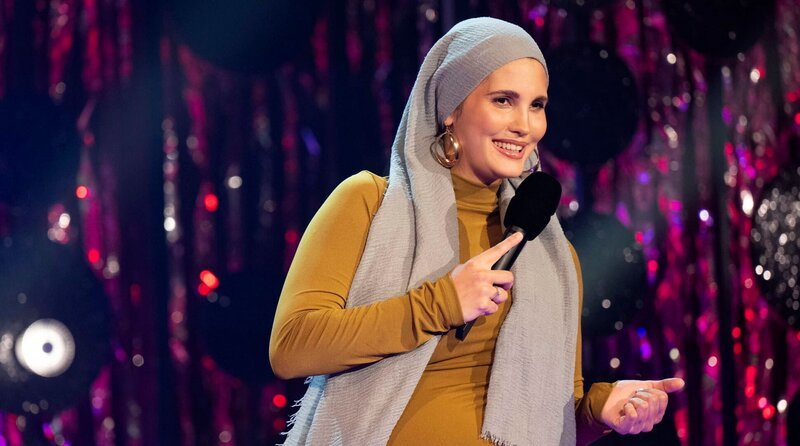Gastgeberin Daphne de Luxe. – Bild: WDR/​Melanie Grande