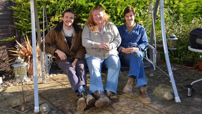 David Rich (l.) mit Charlie Dimmock (m.) und Harry Rich (r.) – Bild: RTL /​ Von Schrottplatz zu Spielplatz