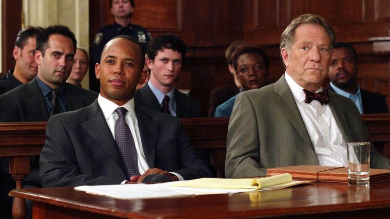 Anwalt Dave Seaver (Michael Boatman, l.) vertritt Dr. Roger Tate (George Segal) vor Gericht. Dieser wird beschuldigt, einen homosexuellen Mann brutal erschlagen zu haben. Besonders interessant ist für die Ermittler, dass das Opfer offenbar eine Beziehung zu Tates Sohn pflegte. – Bild: TVNOW /​ Universal