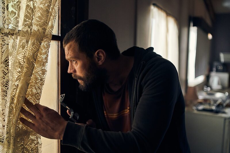 Der Fremde (Jamie Dornan) weiß nicht, was die Polizei von ihm will. Er glaubt jedoch nicht, dass man ihn nach einer Aussage einfach so gehen lassen würde. – Bild: ZDF und Ian Routledge