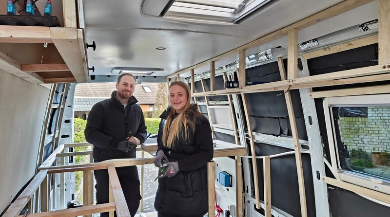 Franziska (28, r) und Carsten (30) während des Umbaus in ihrem Camper in Krefeld. – Bild: phoenix/​WDR/​Sagamedia