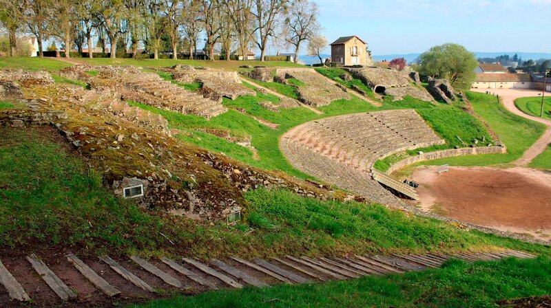 Das antike Augustodunum verfügte über imposante Bauwerke. Darunter auch eines der größten Theater im römischen Reich. – Bild: phoenix/​ZDF/​RMC Production