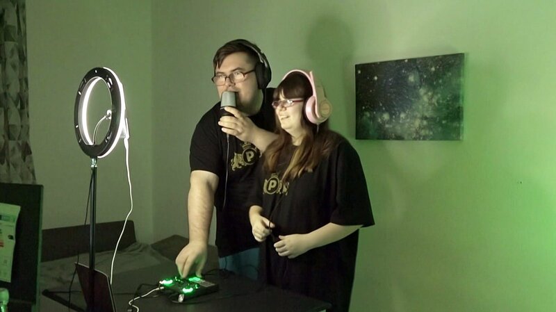 Pascal möchte mit der Social-Media-Plattform TikTok Geld machen. Die Familie ist auf der Plattform bereits sehr aktiv. – Bild: RTLZWEI