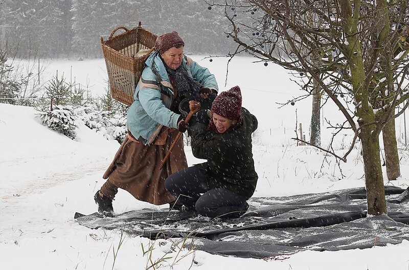 Lioba (Lisbeth Felder) und Bea (Christiane Brammer, re.) streiten sich um die „Zibärtle“. – Bild: SWR/​Johannes Krieg