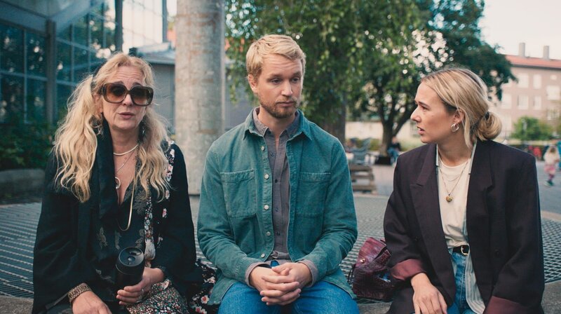 Hilma (Alba August) und Ola (Björn Gustafsson) bitten Hilmas Mutter Ulla (Lia Boysen) um Geld für die Behandlung. – Bild: NDR/​Warner Bros International