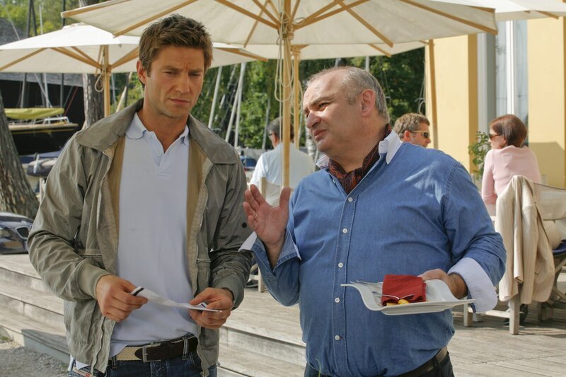 Sven Hansen (Igor Jeftic, l.) ist überrascht von den Beobachtungen, die ihm Maximilian Volkert (Sigi Zimmerschied, r.) mitteilt. – Bild: ZDF