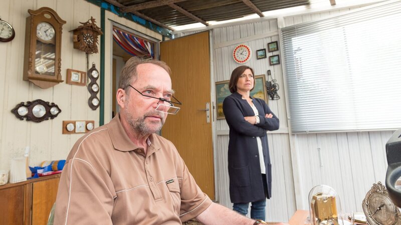 Kann es sein, dass Nachbar Brettschneider (Egon Hofmann) mit seiner Kamera zufällig den Mord an Zoch mitgeschnitten hat? Er wohnt Wand an Wand mit Zoch. Man müsste doch hören können, was nebenan passiert ist. Doch Brettschneider selbst ist schwerhörig. Können Kommissarin Börensen (Claudia Schmutzler) und ihre Kollegen etwa so den Täter überführen? – Bild: ZDF