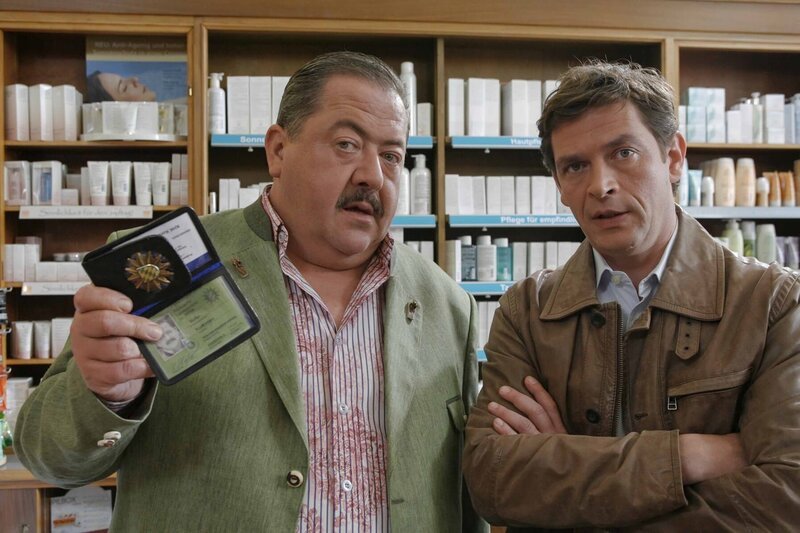 Die Kommissare Korbinian Hofer (li. Joseph Hannesschläger) und Christian Lind (re. Tom Mikulla) ermitteln im beruflichen Umfeld der Toten. – Bild: ZDF und Christian A. Rieger