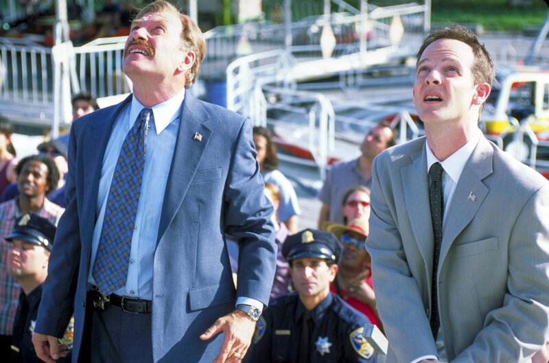 (v.li.): Ted Levine (Capt. Leland Stottlemeyer), Jason Gray-Stanford (Lt. Randall Disher). – Bild: ORF/​Universal/​Ben Mark Holzberg