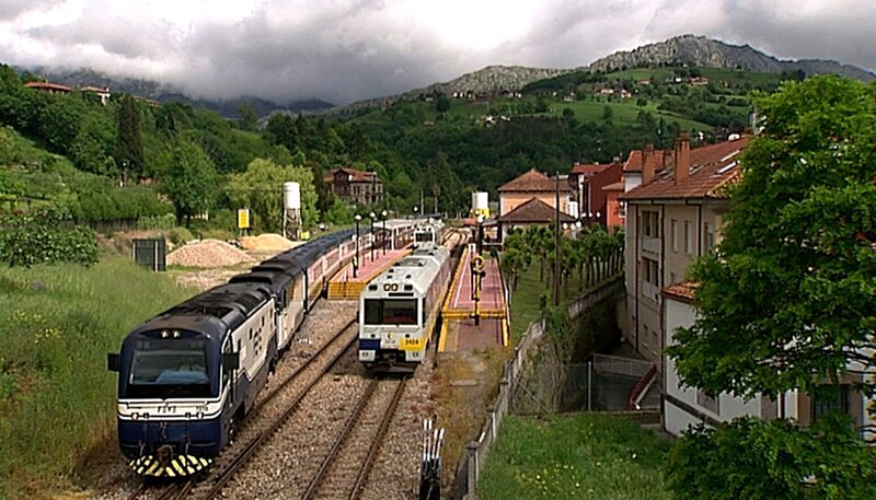 Der Luxuszug Tanscantábrico unterwegs im Bahnhof Arriondas mitten im wunderschönen Asturien. – Bild: SWR