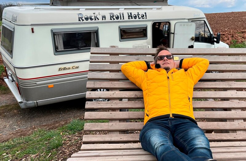 Friso Richter will wissen, wieviel Luxus braucht man beim Camping wirklich. – Bild: HR/​Lukas Lowack