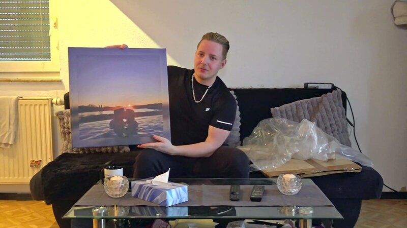 Jonas schwebt am Valentinstag auf Wolke Sieben, als er per Post eine Überraschung seiner Liebsten in Empfang nehmen darf: ein romantisches Kussbild! – Bild: RTLZWEI, UFA SHOW & FACTUAL