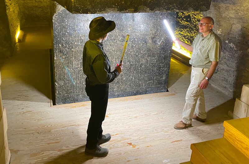 Auf der Suche nach dem verschollenen Grab von Alexander dem Großen: Prof. Tarek Sayed Tawfik und Andrew Chugg untersuchen einen ägyptischen Sarkophag. – Bild: phoenix/​ZDF/​Tamara Hahn