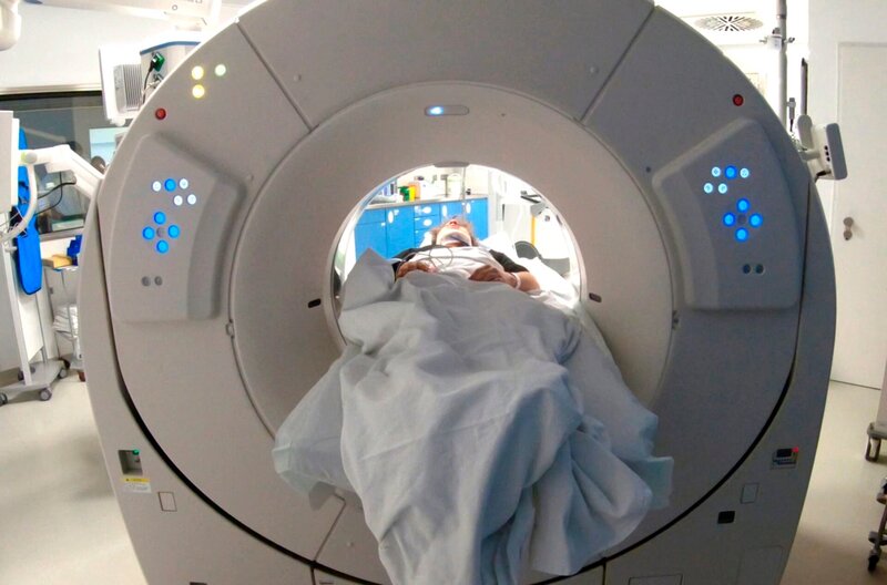 Raphael wird mit der Computertomographie untersucht. – Bild: SWR/​SEO Entertainment GmbH