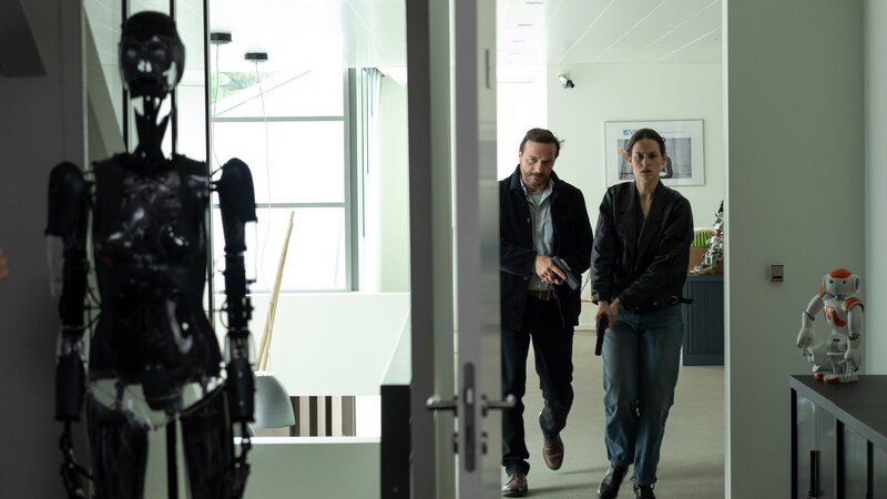 Samuel Leroy (Patrick Ridremont) und Billie Vebber (Constance Gay) sind ein gutes und eingespieltes Team. Bei einer Durchsuchung finden sie ein durchwühltes Büro. Jemand scheint vor ihnen da gewesen zu sein. – Bild: ZDFneo