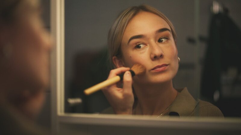 Hilma (Alba August) bereitet sich auf ihren großen Tag vor. – Bild: NDR/​Warner Bros International