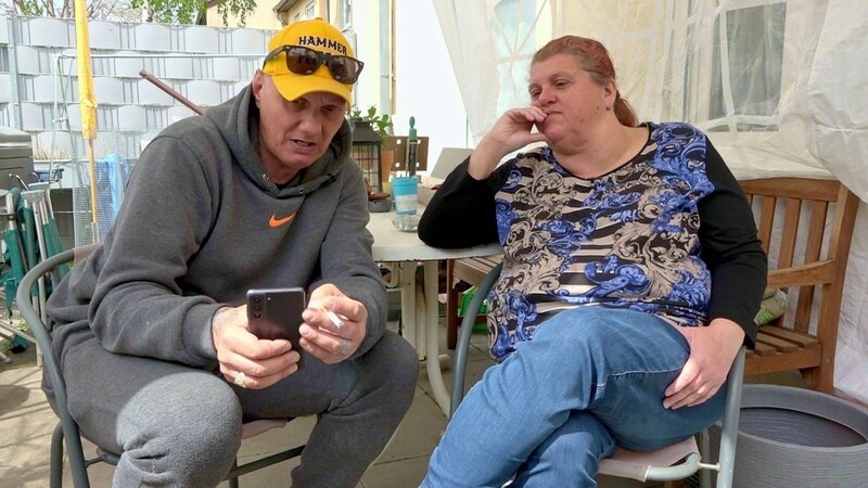 Elvis hilft Carmen bei der Suche nach einem Gebrauchtwagen. Seit Monaten hat die sechsfache Mutter Probleme mit ihrem aktuellen Auto und möchte sich deshalb einen neuen fahrbaren Untersatz anschaffen. – Bild: RTLZWEI