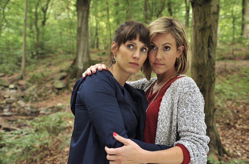 Klara (Wolke Hegenbarth, rechts) hält es für völlig absurd, dass ihre Freundin Kati (Sophie Lutz) ihren Onkel umgebracht haben soll. – Bild: ARD/​BR/​Hardy Spitz